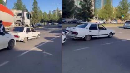 Yolda kalan Fiat Tofaş’ı, başka bir aracın kaputuna çıkıp ayakları ile ittirdiler