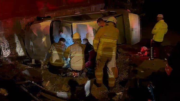Feci kazada takla atan otomobil sürücüsü araçta sıkıştı
