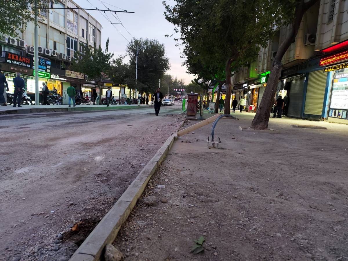 Divanyolu'nda kaldırımlar yenileniyor