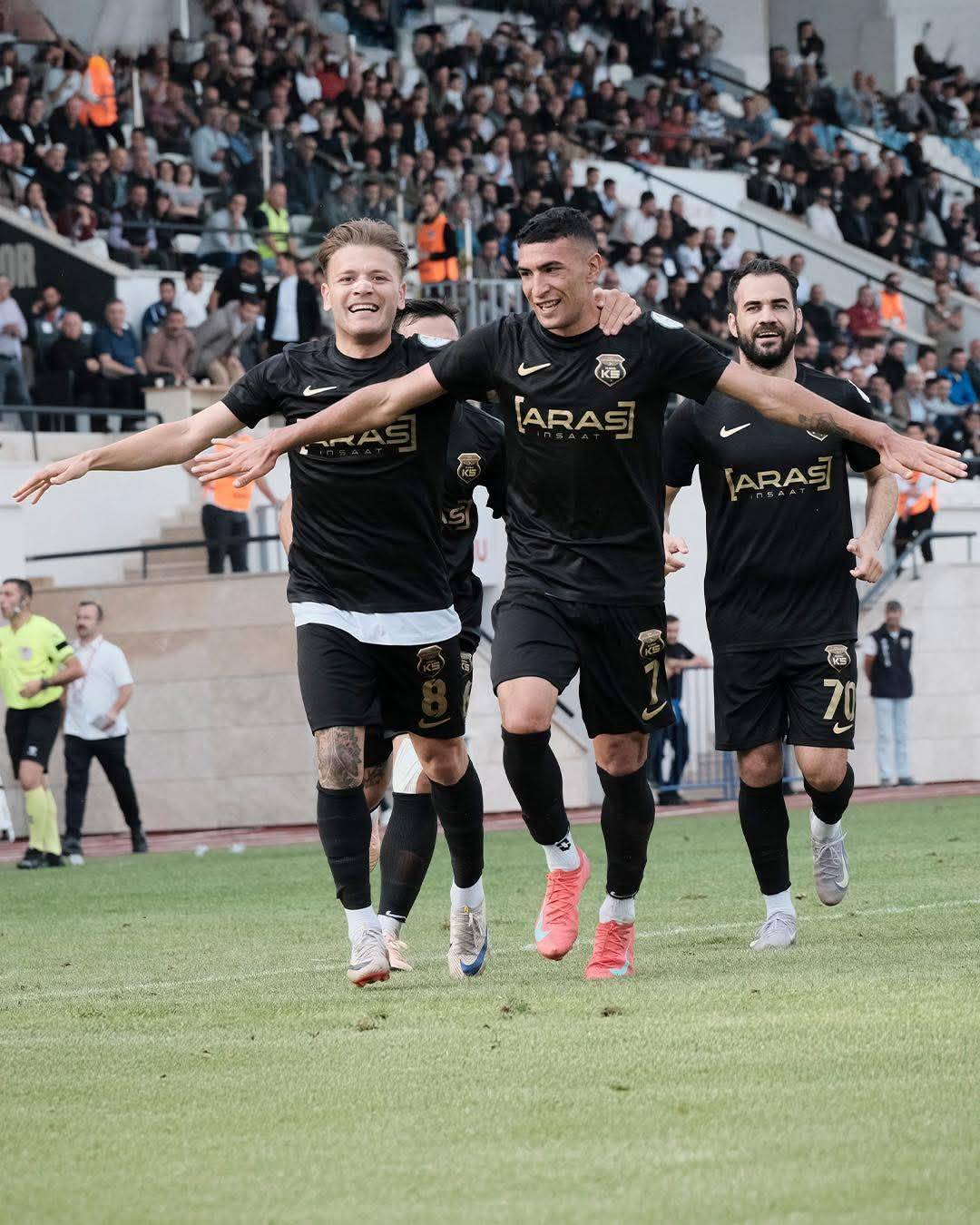 Urfalı futbolcuyu yere göğe sığdıramadılar