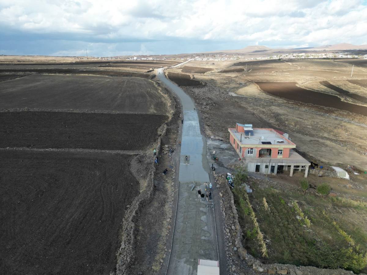 Büyüşehir, Siverek kırsalında beton yol çalışmalarını sürdürüyor