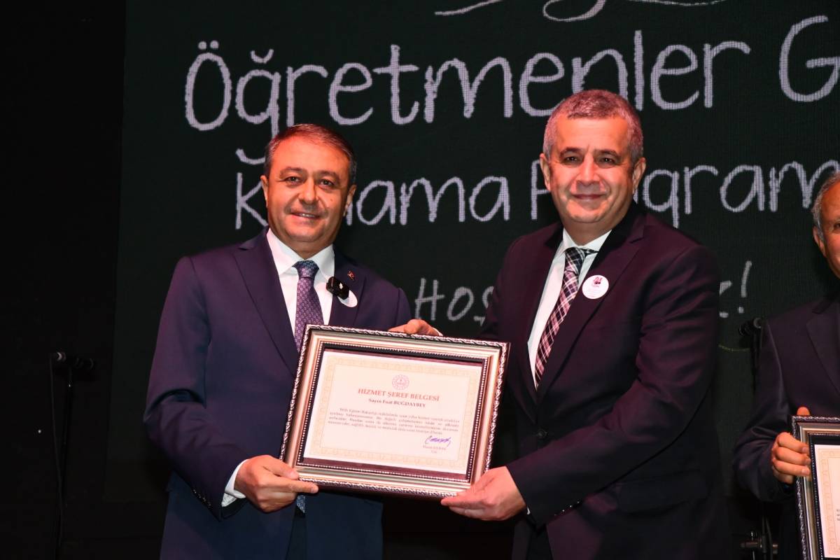 Emekli öğretmenler hizmet şeref belgesiyle onurlandırıldı