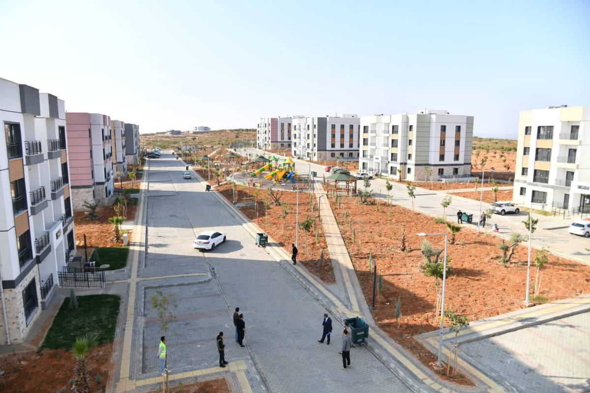 Vali Şıldak, deprem konutlarını inceledi