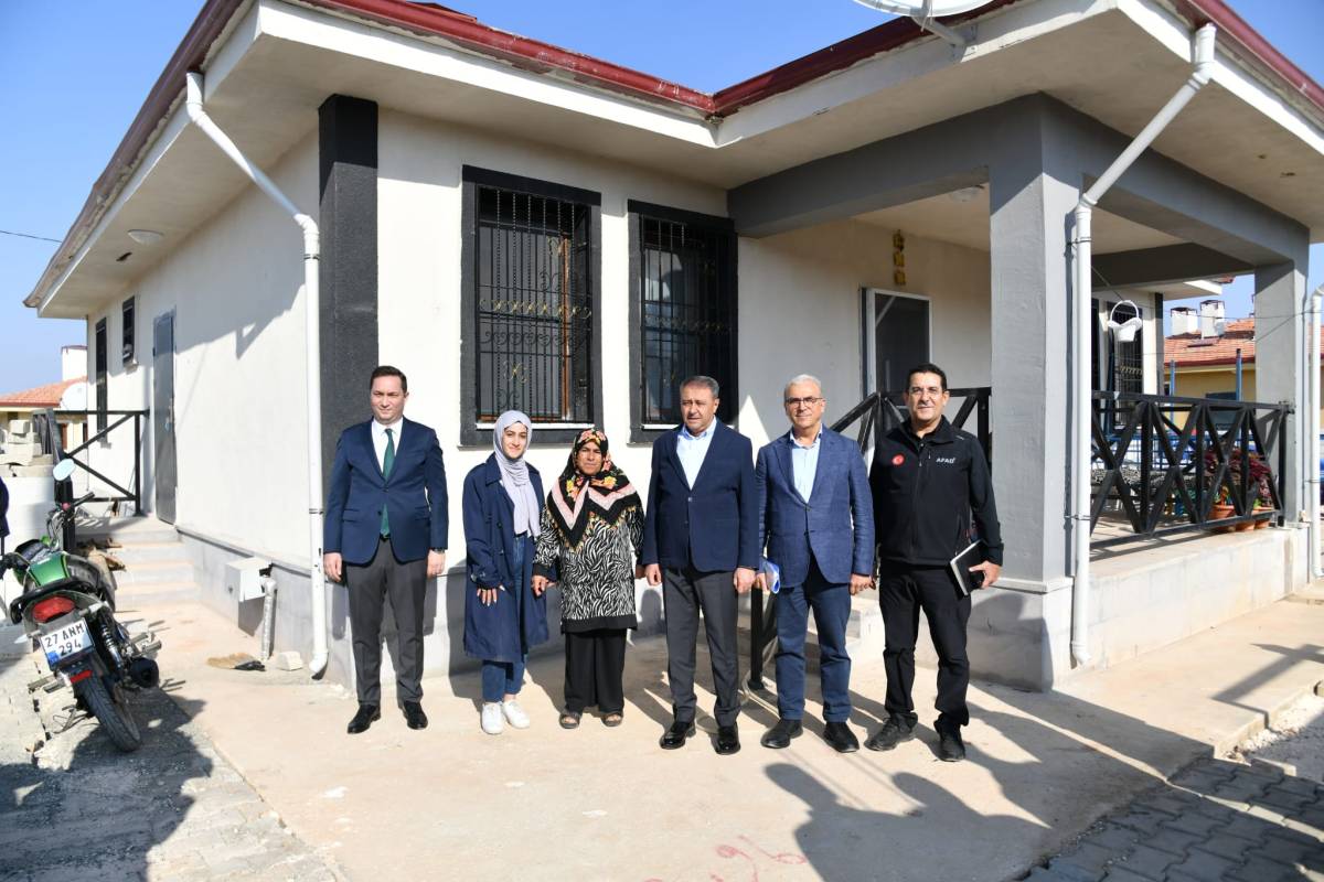 Vali Şıldak, deprem konutlarını inceledi