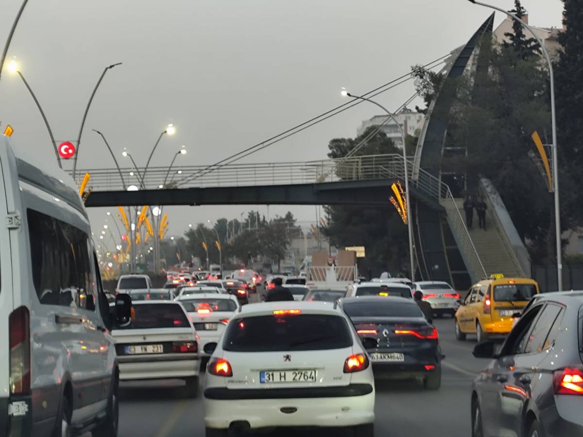 Şanlıurfa'da okullar açıldı, trafik çıldırttı