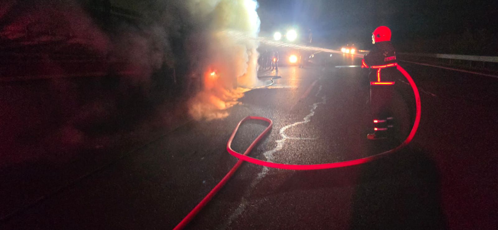 Salça yüklü TIR, alevlere teslim oldu