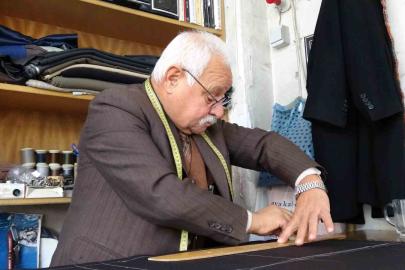 67 yaşındaki terzi ustası, elinden kitabı düşürmüyor