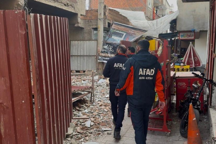 Ağır hasarlı binayı yıkarken molozların altında kaldı