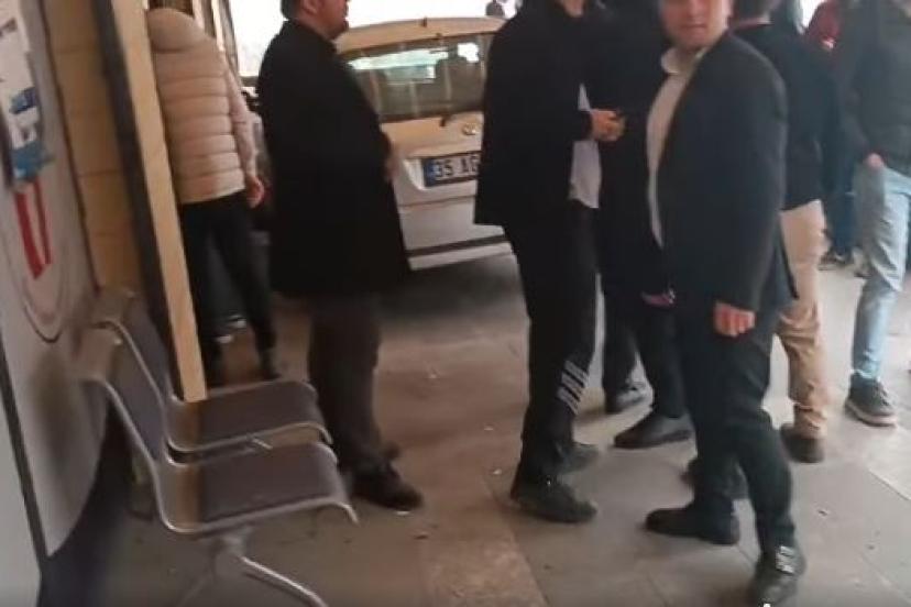 Arabanın hâkimiyetini kaybetti; Vergi Dairesine daldı (VİDEO)