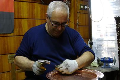 Baba mesleği bakırcılığı 40 yıldır aynı dükkanda sürdürüyor