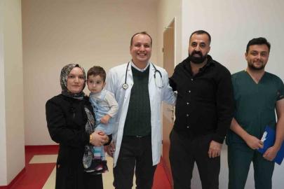 Bebeğin yuttuğu mıknatıslar bağırsak delinmesine neden oldu