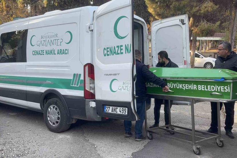 Boşandığı eşi tarafından öldürülen kadının cenazesi morga kaldırıldı