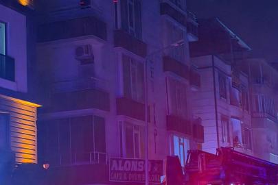 Cinnet getiren şahıs, evinin eşyalarını sokağa fırlattı