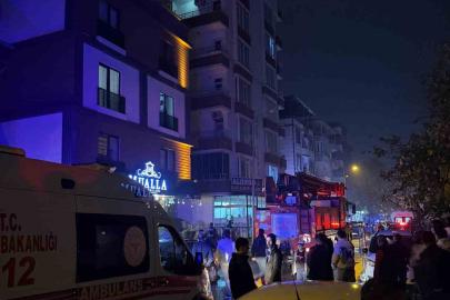 Cinnet getiren şahıs, evinin eşyalarını sokağa fırlattı