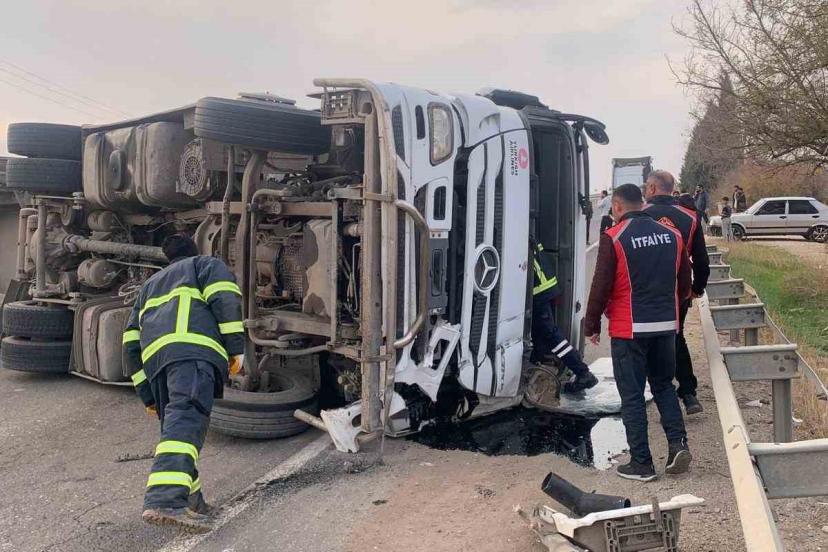 Devrilen akaryakıt yüklü tırın sürücüsü yaralandı
