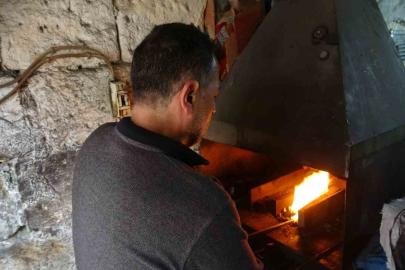 Eski yöntemlerle ürettiği kebap şişlerini 15 ülkeye ihraç ediyor