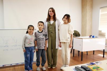 Bu hastanede çocukların eğitimi geride kalmıyor (VİDEO)