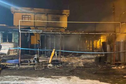 Hırdavat dükkanı alevlere teslim oldu