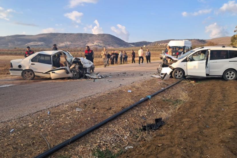 İki araç kafa kafaya çarpıştı: 3 yaralı