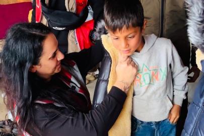 İstanbullu gönüllülerden Şanlıurfa’daki çocuklara hediye bot ve mont