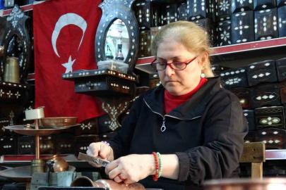 Kadın bakır ustası erkeklere taş çıkartıyor