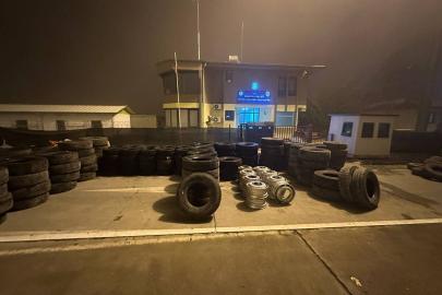 Karaköprü’de 2 milyon liralık kaçak lastik ele geçirildi