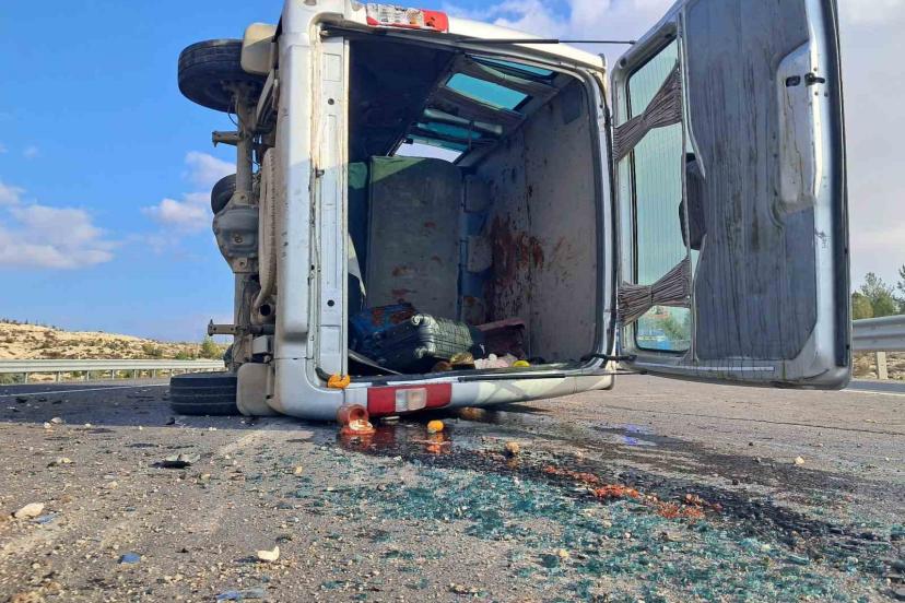 Karayolunda panelvanla cip çarpıştı: 3 yaralı