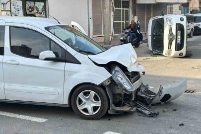 Mahalle ortasında kaza: Sürücüler kazayı ucuz atlattı