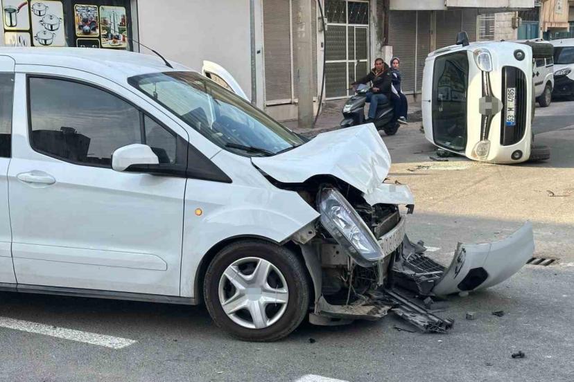 Mahalle ortasında kaza: Sürücüler kazayı ucuz atlattı