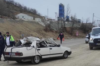 Otomobildeki 5 kişi ölümden döndü: 2 yaralı
