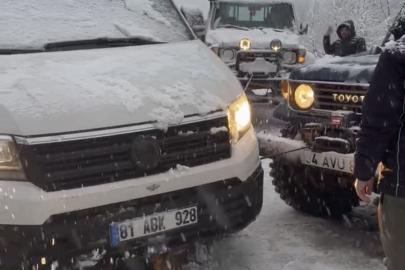 Şarampole kayan minibüsü, off-road araçları kurtardı