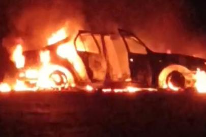 Seyir halindeki otomobil yanarak kullanılamaz hale geldi