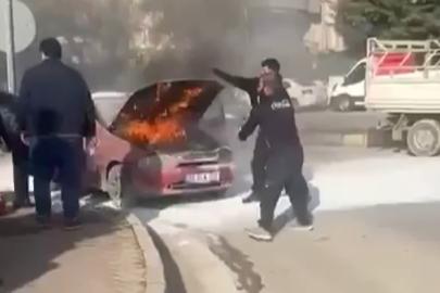 Seyir halindeyken yanan otomobili çevredeki vatandaşlar söndürdü