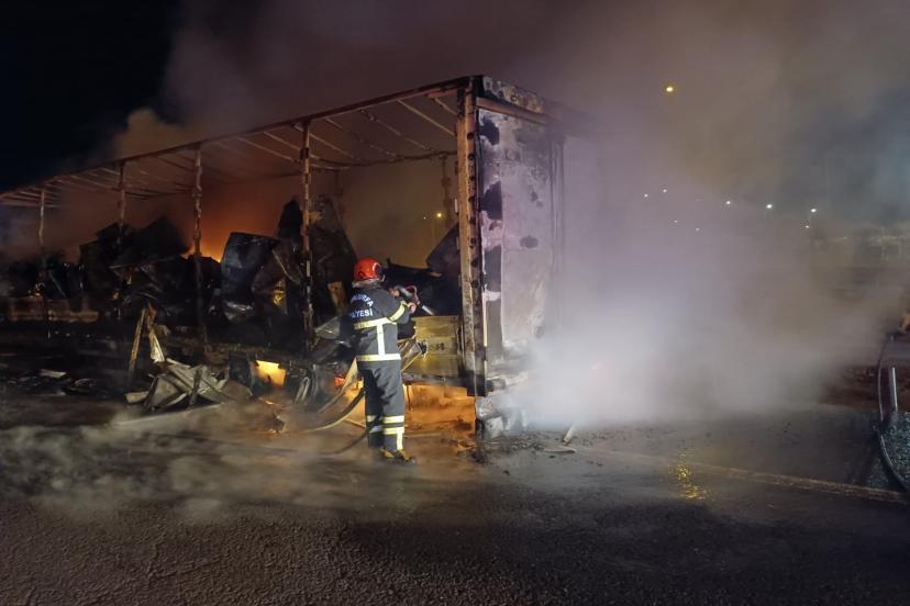 Tır alev aldı: Beyaz eşyalar dakikalar içinde küle döndü