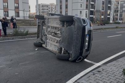 Trafik kazası: Araç yan yattı, 2 kişi yaralandı