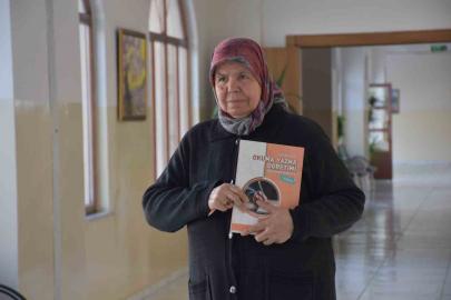 Yanlış otobüse binmemek için 65 yaşında okuma-yazma öğrendi