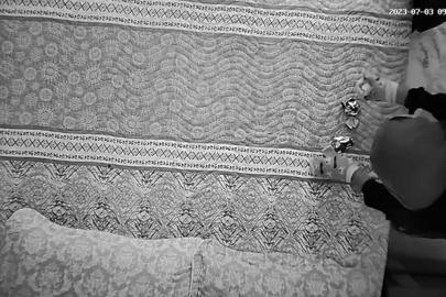 Yatak odasındaki kameraya yansıyan hırsızlık