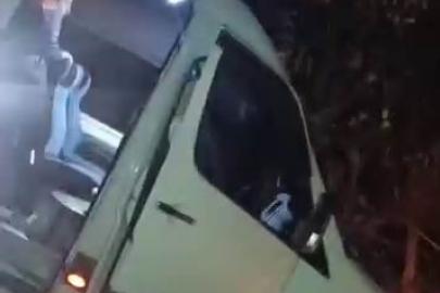 Yolcu minibüsü şarampolde asılı kaldı, faciadan dönüldü