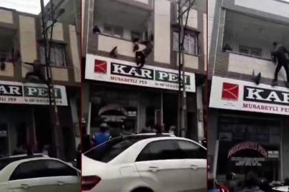Yürekleri ağza getiren an: Balkonda asılı kalan çocuğu kurtardı