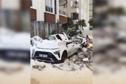 Apartmandan kopan dev parçalar arabaları pert etti