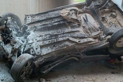 Araç otoyol köprüsünden düştü: 2 ölü, 3 yaralı