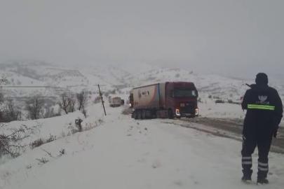 Araçlar karlı yolda mahsur kaldı