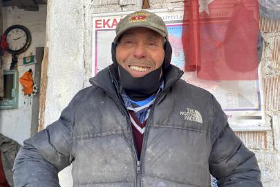 Atık toplarken bulduğu bayrakları evinin duvarına asıyor