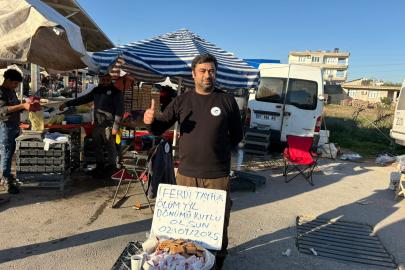 Ferdi Tayfur'un ölüm yıldönümünde lokum ve bisküvi dağıttı