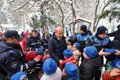 Gaziantep Büyükşehir Belediyesi, çocukların kar sevincine hediyelerle ortak oldu