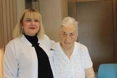 İnme geçiren 93 yaşındaki hasta akut tedaviyle ayağa kalktı