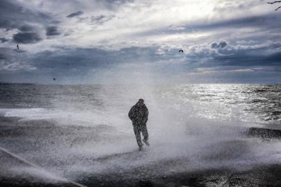 İstanbul'da lodos etkili oldu, dev dalgalar sahili kapladı