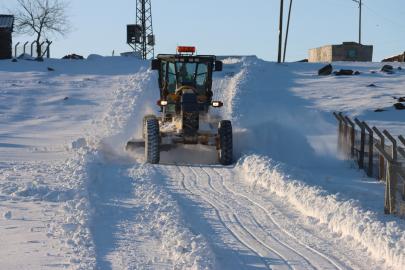 Kırsalda karla kapanan yol ulaşıma açıldı