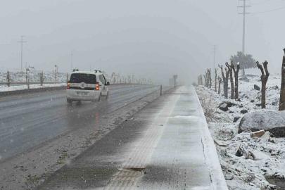 Şanlıurfa-Diyarbakır yolunda kar ve sis etkili oluyor