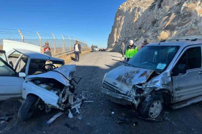 Şanlıurfa’da 2 araç çarpıştı: 3 yaralı